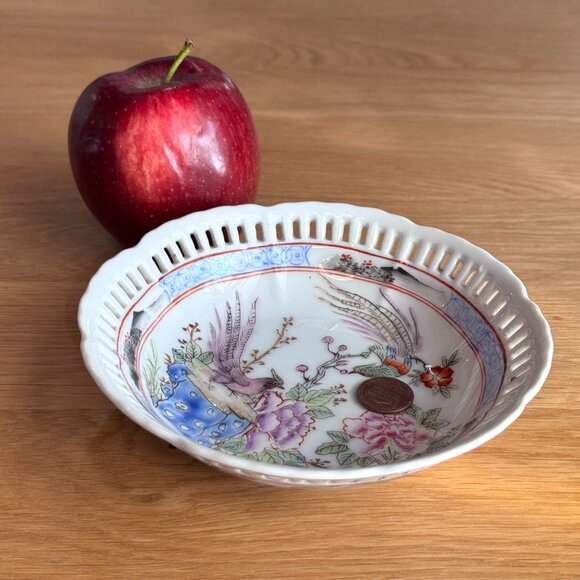 Famille Rose Style Pierced Porcelain Bowl, Decorated in Hong Kong, Circa 1966-80 - Picture 12 of 12
